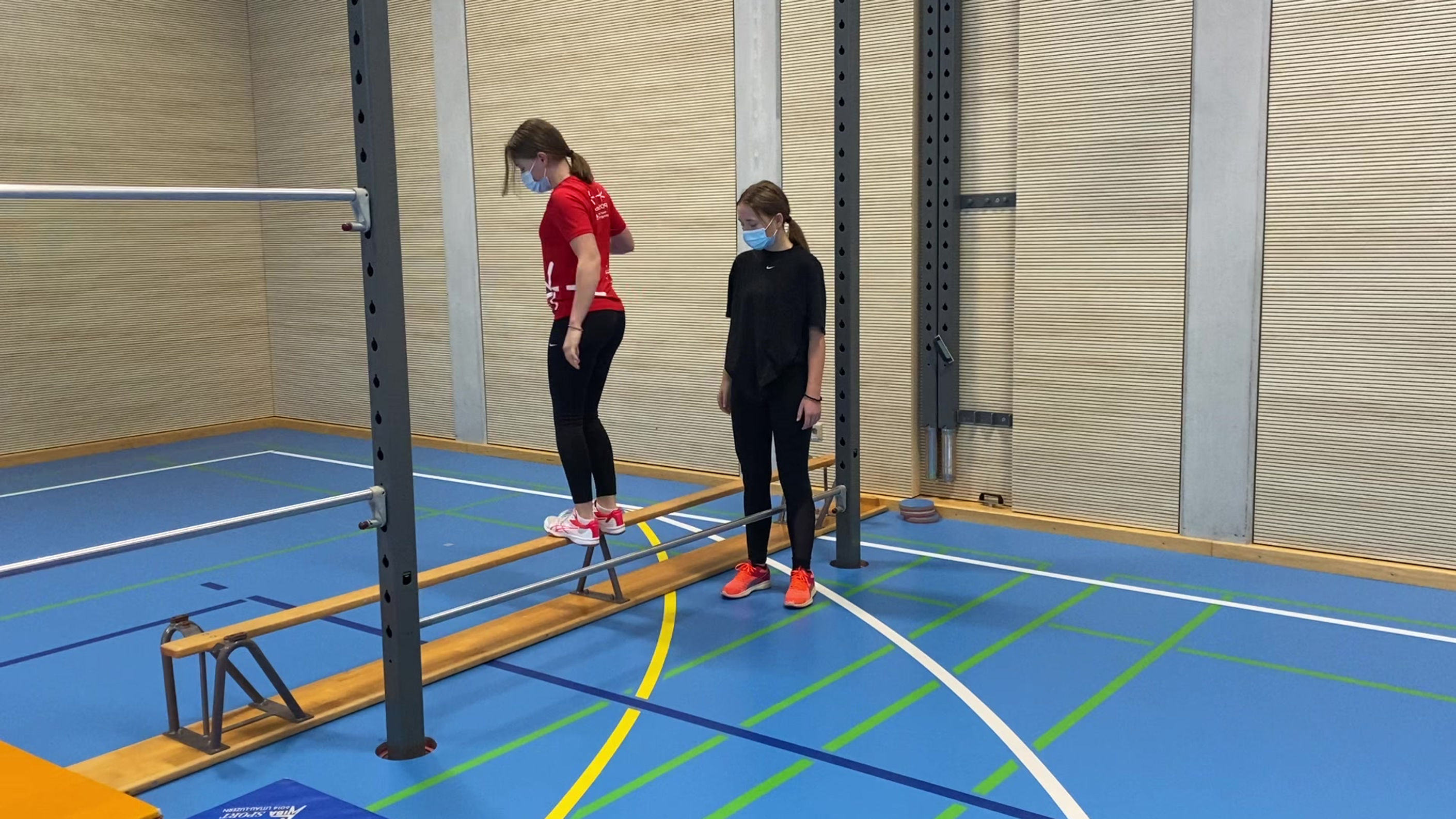 s1d_4x sprünge auf bank und stange